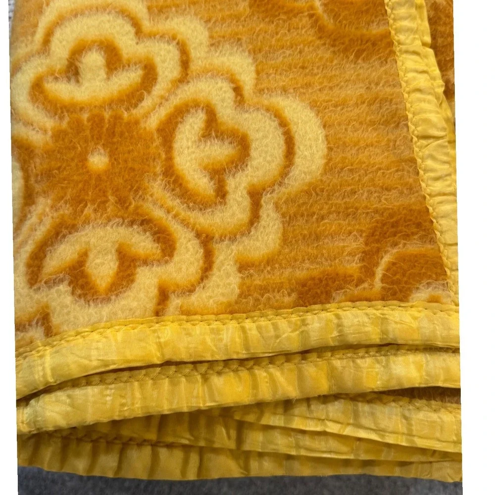 Vintage Yellow Orange‎ Floral Acrylic Damask Blanket Satin Trim Retro 70s 54x70